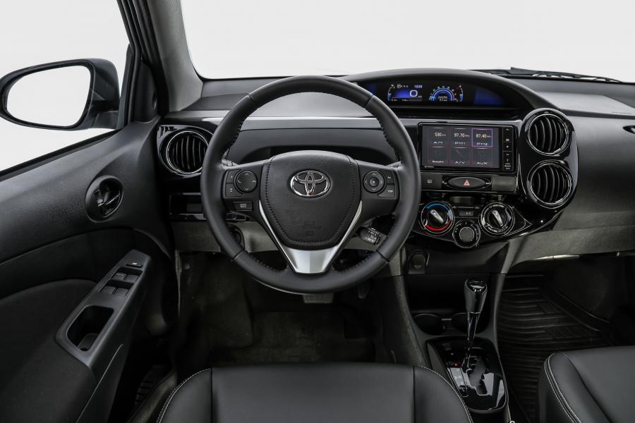 Торпедо Toyota Etios Hatchback 2016 года  (LA) (фото 12 из 16)